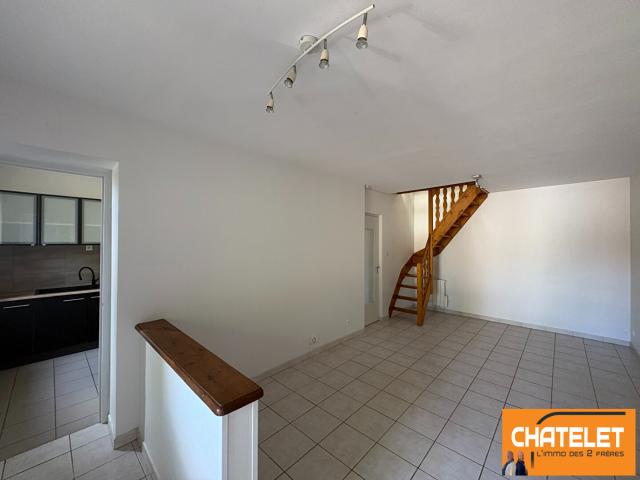 A LOUER JOLIE PETITE MAISON AVEC GRAND GARAGE PROCHE CLINIQUE CONVERT AVEC TERRAIN CLOS