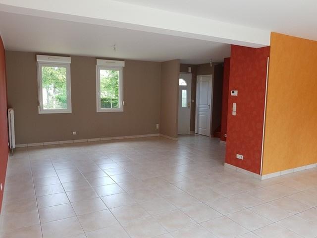 A LOUER LA BAZOGE MAISON 4 CHAMBRES AVEC JARDIN ET GARAGE