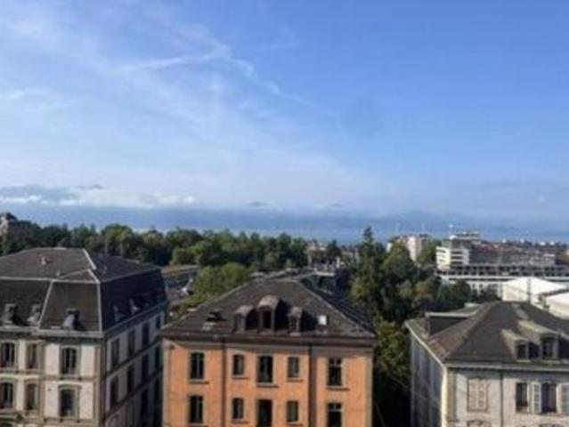 A LOUER Lausanne Appartement de 2,5 pièces au 6ème étage avec deux balcons