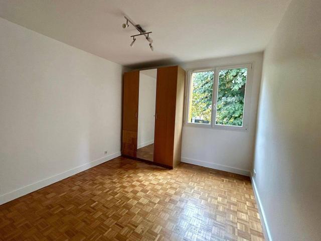A LOUER LE RAINCY, T4 de 67 m², 4 pièces, non meublé, situé au 1er étage. Avec parking. Appartement en bon état