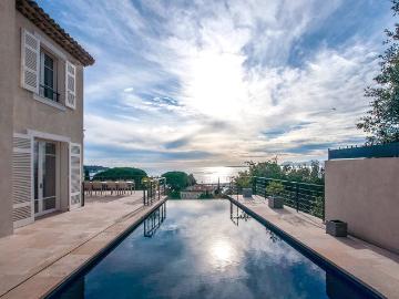A Louer location saisonnière Cap d'Antibes Superbe villa contemporaine, avec vue mer panoramique