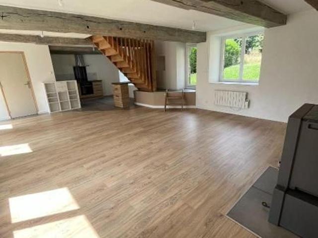 A LOUER Longère rénovée 92m² En campagne, au calme dans un petit hameau, une maison d'habi.