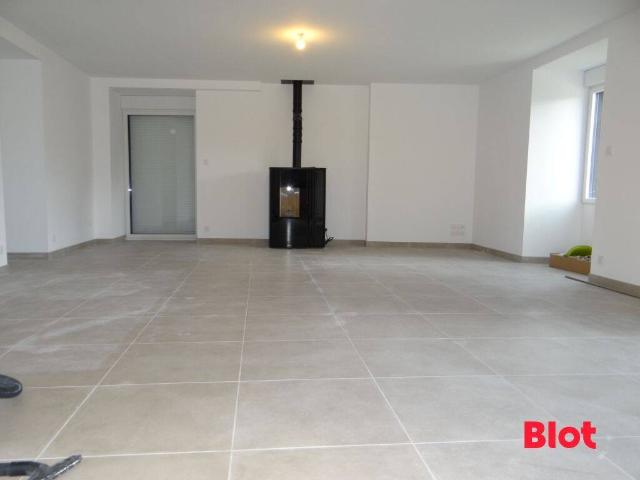 A louer longère renovée de 230 m² habitables 7 pièces 5 cha