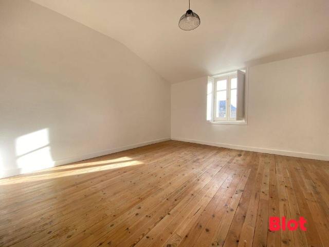 A LOUER PAR BLOT IMMOBILIER MAISON DE VILLE 4 CHAMBRES CEN