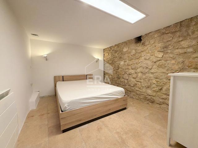 A LOUER PERTUIS 84120 CENTRE VILLE APPARTEMENT MEUBLÉ TYPE 2 PIECES D'ENVIRON 27M²