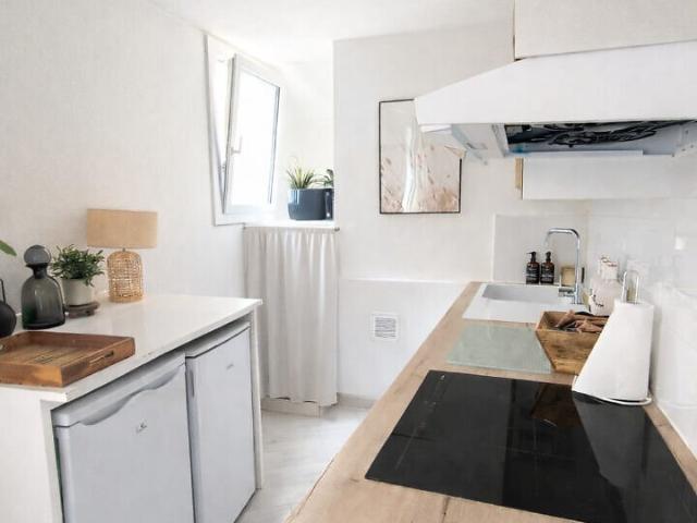 A LOUER PERTUIS 84120 CENTRE VILLE APPARTEMENT MEUBLE D'ENVIRON 40M²