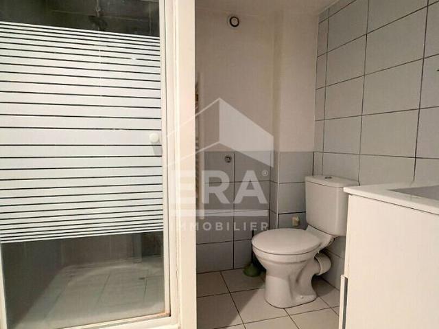A LOUER PERTUIS 84120 CENTRE VILLE APPARTEMENT MEUBLE D'ENVIRON 24M²