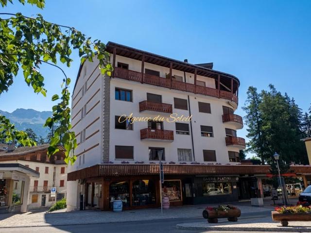 À louer pour la saison d'hiver 26/27, ce cosy appartement 2.5 pièces au centre de Crans !