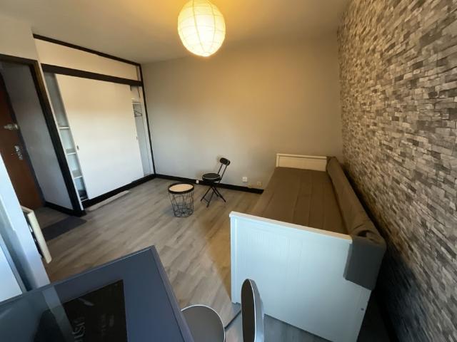 A LOUER Quartier Avaricum Studio meublé fonctionnel