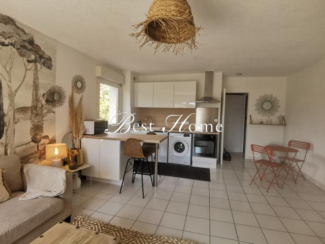 A louer quartier Vacquerolles, coquet T2 de 46 m² loué meublé avec terrasse et parking privatif Nîmes 30900