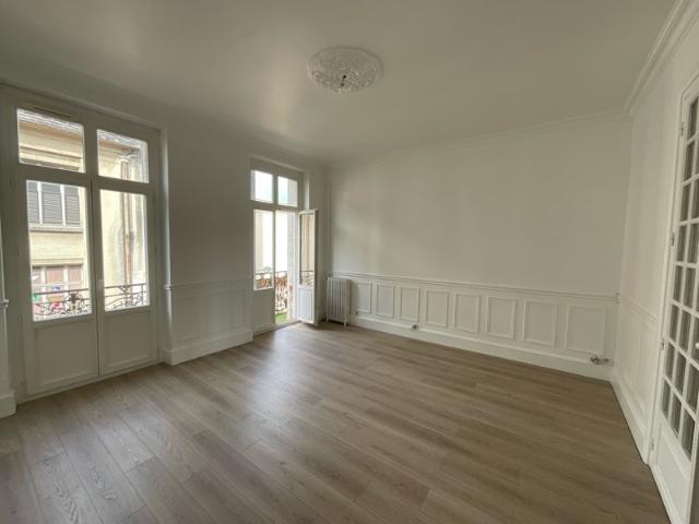 A LOUER Rue Moyenne Appartement de standing T4 avec balcon filant