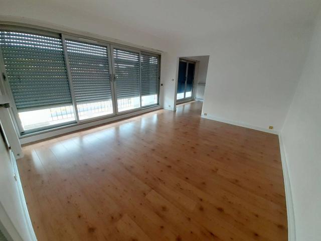 A LOUER Résidence Montaleau 4 pièces avec balcon et parking