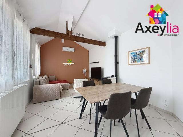 A LOUER RIORGES APPARTEENT T4 EN DUPLEX RÉNOVÉ AVEC TERRASSE, DEUX CHAMBRES, CABANON ET CAVE