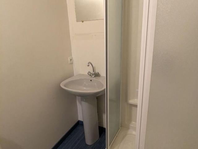 A LOUER ST POL SUR TERNOISE Maison comprenant cave, au rez de chaussée: salle de séjour sa.