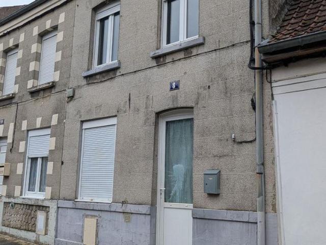 A LOUER ST POL SUR TERNOISE Maison comprenant cave, au rez de chaussée: salle de séjour sa.