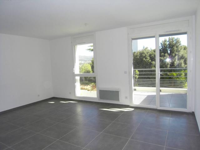 a louer studio 34 m² en dernier étage avec terrasse et place de parking privative la rose 13013 marseille