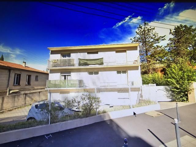 à louer studio vide avec balcon et parking à coté fac de le