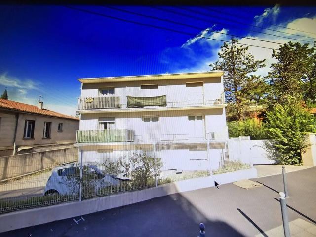 à louer studio vide avec balcon et parking à coté fac de lettre