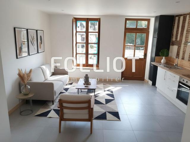A LOUER: Studio avec terrasse Fougeres r�f: 2319AB DUG