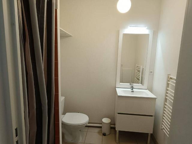 À LOUER – STUDIO F1 MEUBLÉ DE 21 m² – SAINT GENIS LAVAL *Idéal étudiant – Proche métro B et Lyon Sud