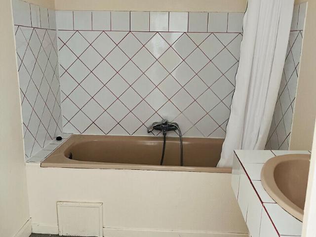 A LOUER STUDIO MEUBLE CENTRE VILLE DE ST QUENTIN 02100