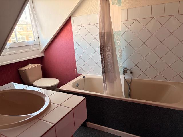 A LOUER STUDIO MEUBLE CENTRE VILLE DE ST QUENTIN 02100
