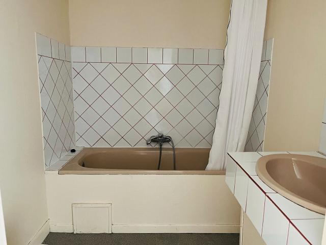 A LOUER STUDIO MEUBLE CENTRE VILLE DE ST QUENTIN 02100