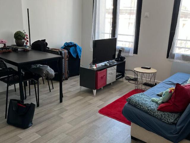 A LOUER STUDIO MEUBLE CENTRE VILLE DE ST QUENTIN 02100
