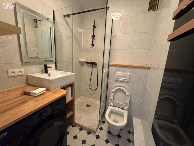 A LOUER STUDIO MEUBLE A LA BAULE HYPERCENTRE DE GAULLE A L'ANNEE Cet appartement meublé d.