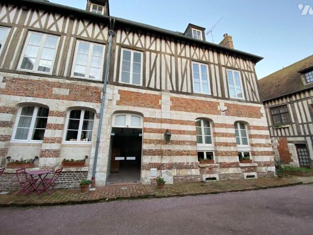 A louer studio meublé au 1er étage de 30.67m² en plein centre ville de PONT AUDEMER, situé dans.