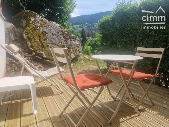 A LOUER STUDIO MEUBLE AVEC TERRASSE DEMI QUARTIER