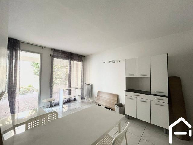 A Louer: Studio Meublé de 25 m² avec Terrasse + Parking + Cave