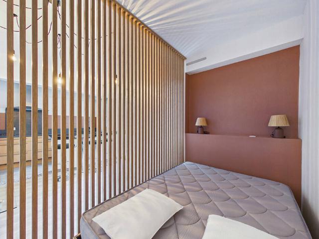 A LOUER STUDIO MEUBLE ENTIEREMENT REFAIT A NEUF ! AVEC BALCON ET ASCENSEUR