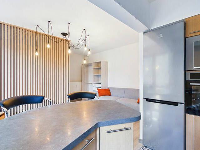A LOUER STUDIO MEUBLE ENTIEREMENT REFAIT A NEUF ! AVEC BALCON ET ASCENSEUR