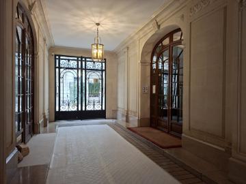 A LOUER STUDIO MEUBLE IDEALEMENT SITUE AVENUE VICTOR HUGO PA