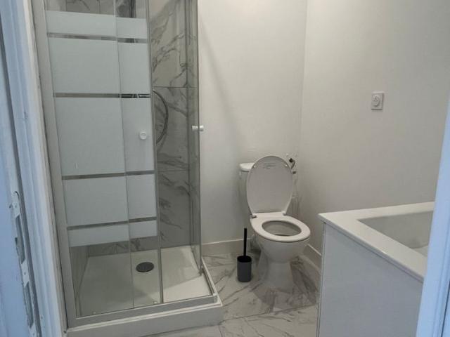 A LOUER STUDIO MEUBLÉ SITUÉ AU RDC D'UN IMMEUBLE