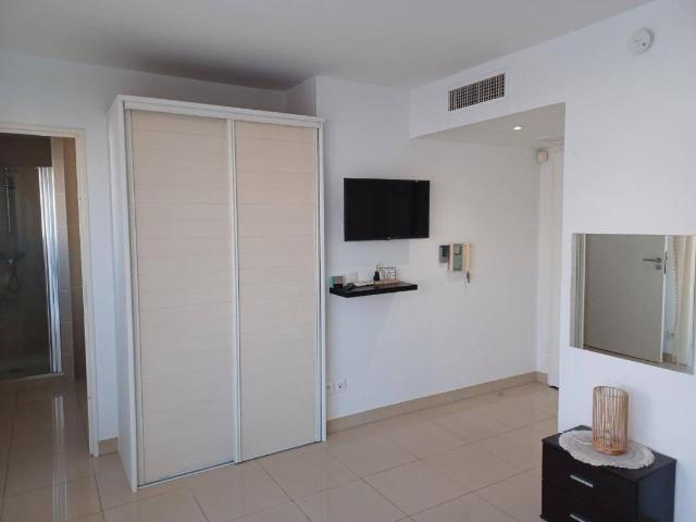 A LOUER STUDIO MEUBLE ST RAPHAEL