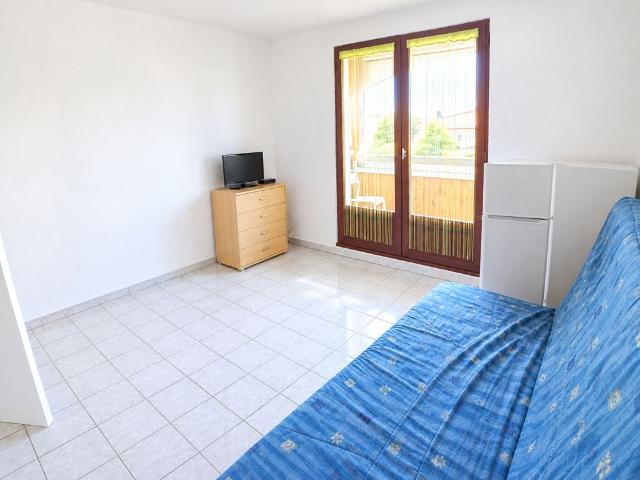 A LOUER STUDIO MEUBLE PORT LA NOUVELLE