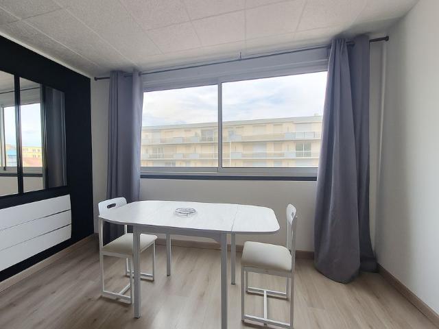 A LOUER STUDIO MEUBLE PORT LA NOUVELLE