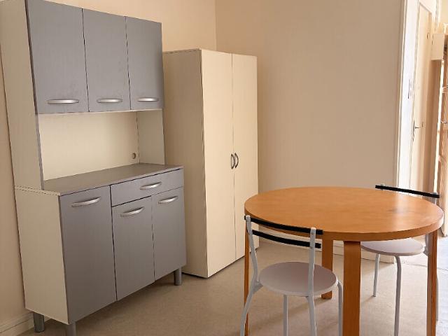 A LOUER STUDIO MEUBLE PROCHE CENTRE VILE DE ST QUENTIN 02100