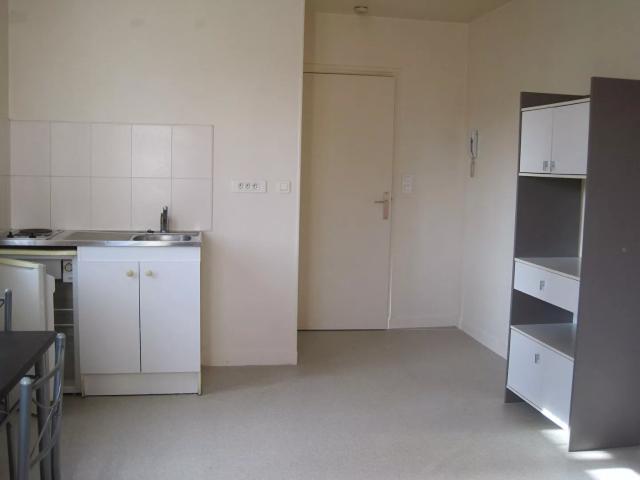 A LOUER STUDIO MEUBLE PROCHE CENTRE VILLE A ST QUENTIN 02100