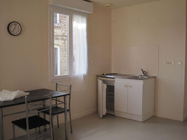 A LOUER STUDIO MEUBLE PROCHE CENTRE VILLE A ST QUENTIN 02100