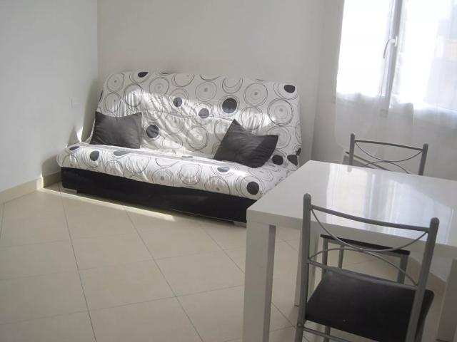 A LOUER STUDIO MEUBLE PROCHE CENTRE VILLE ET ECOLE DE ST QUENTIN 02100