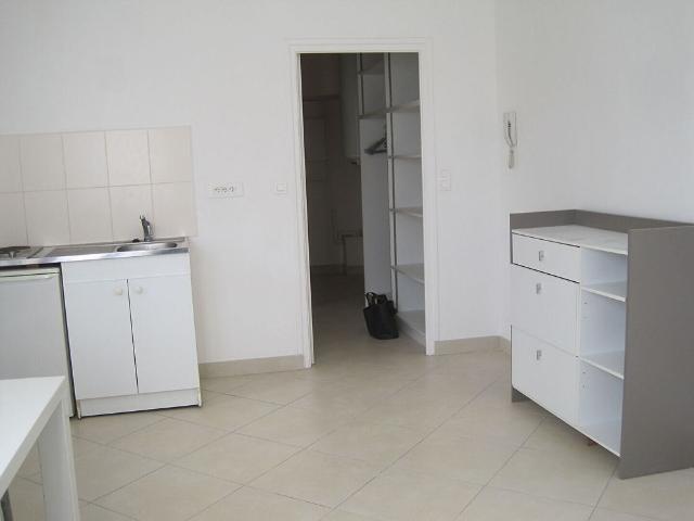 A LOUER STUDIO MEUBLE PROCHE CENTRE VILLE ET ECOLE DE ST QUENTIN 02100