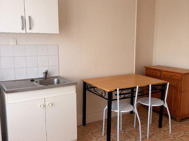 A LOUER STUDIO MEUBLE PROCHE DE LA GARE A ST QUENTIN 02100