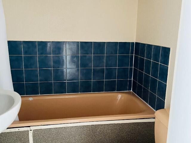A LOUER STUDIO MEUBLE PROCHE DE LA GARE ST QUENTIN 02