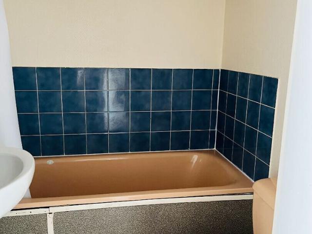 A LOUER STUDIO MEUBLE PROCHE DE LA GARE ST QUENTIN 02