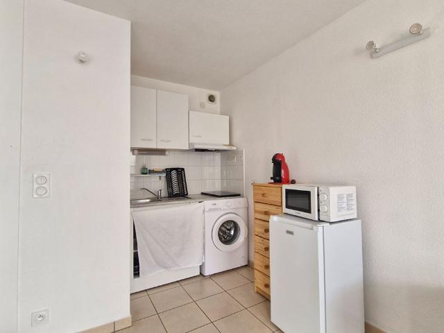 A LOUER STUDIO MEUBLE RDC PLN