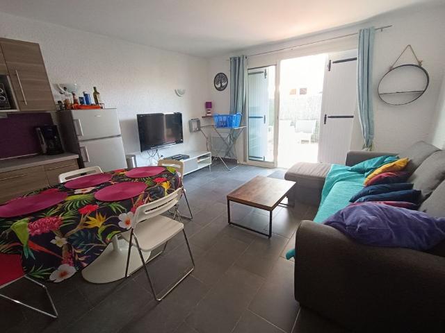 A LOUER STUDIO MEUBLE TERRASSE PORT LA NOUVELLE