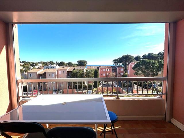 A LOUER STUDIO MEUBLE TERRASSE VU MER 17.36M2 Carry le Rouet